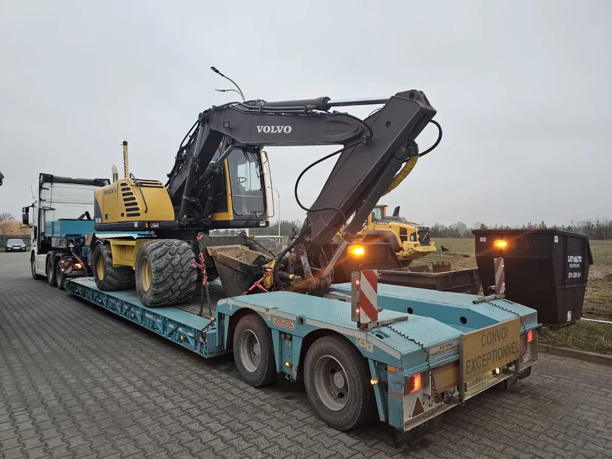 Transport ponadgabarytowy koparki Volvo na lawecie — konwój wyjątkowy