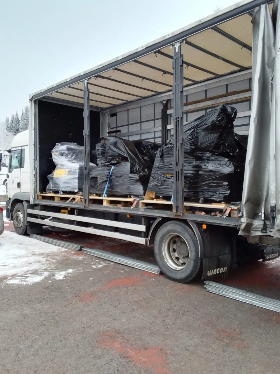 Zimowy transport ładunków paletowych naczepą Wecon