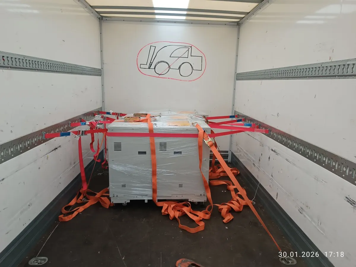 Profesjonalne zabezpieczenie ładunku pasami w naczepie transportowej