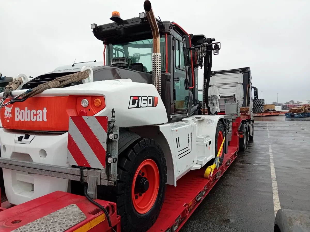 Transport maszyny budowlanej Bobcat na lawecie niskopodwoziowej
