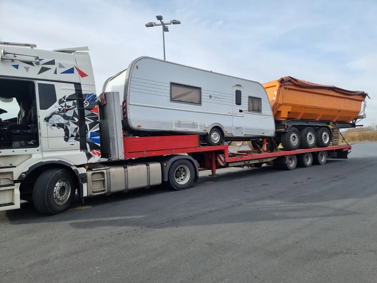 Transport przyczepy kempingowej i wywrotki na lawecie