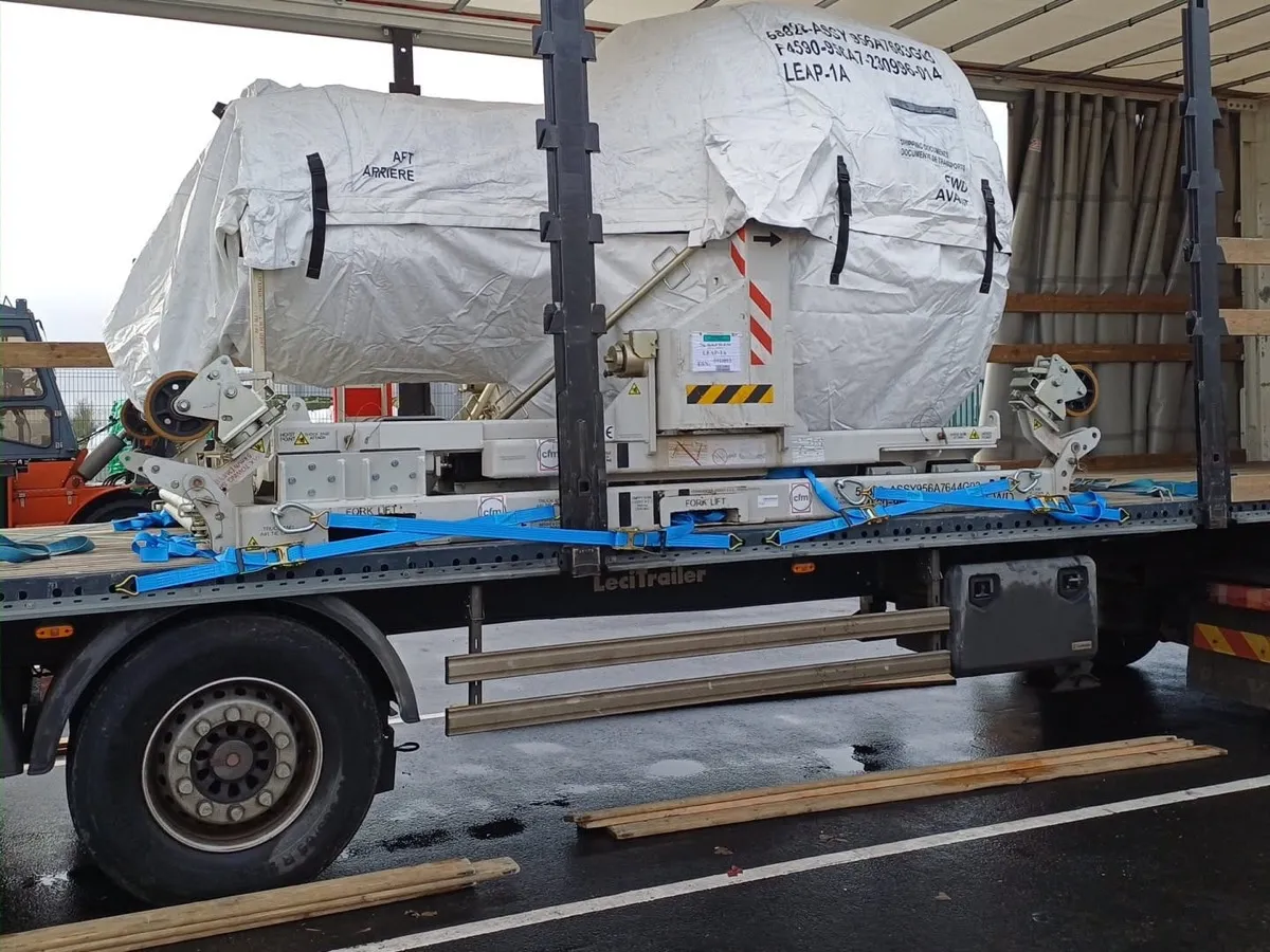 Transport silnika lotniczego LEAP-1A na naczepie LeciTrailer