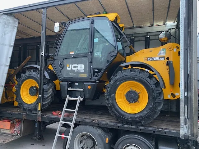 Załadunek ładowarki teleskopowej JCB do naczepy